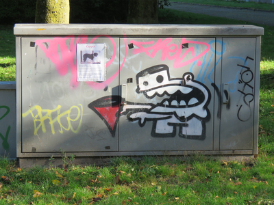 833322 Afbeelding van graffiti met een Utrechtse kabouter (KBTR) die z'n muts afneemt, op een schakelkastje aan de ...